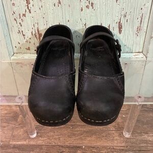 Women’s Dansko black leather Mary Jane clogs